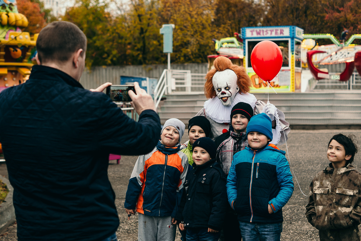 Люди выходят с показа фильма «ОНО» и видят самого настоящего Пеннивайза, который прыгает, злобно хихикает и протягивает красный шар, готовясь откусить руку...