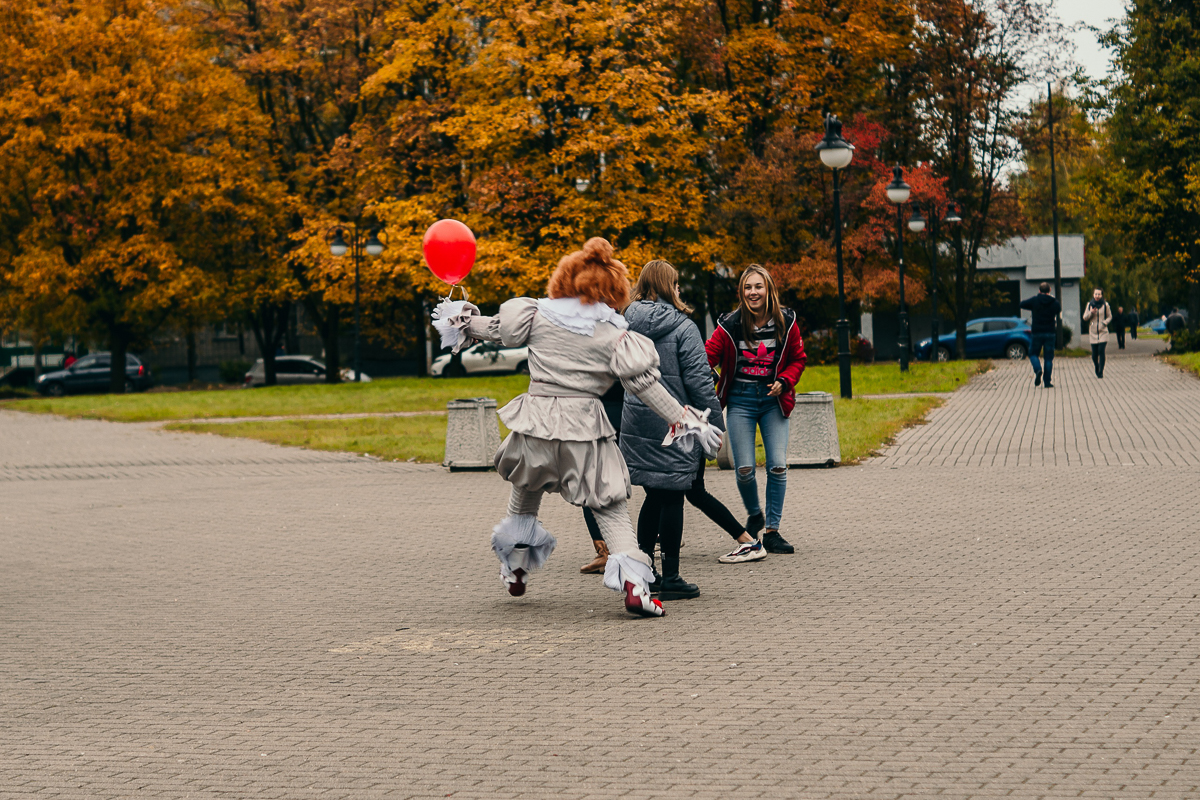 Люди выходят с показа фильма «ОНО» и видят самого настоящего Пеннивайза, который прыгает, злобно хихикает и протягивает красный шар, готовясь откусить руку...