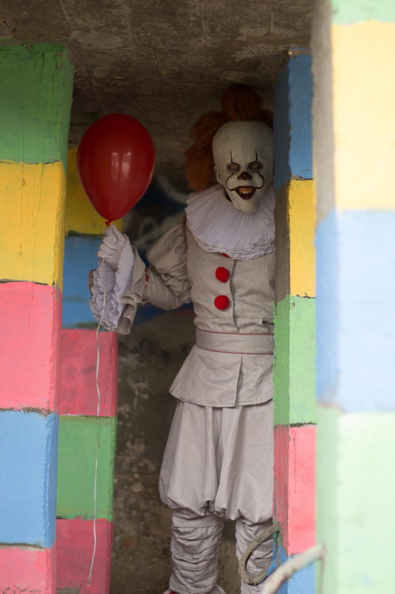 Люди выходят с показа фильма «ОНО» и видят самого настоящего Пеннивайза, который прыгает, злобно хихикает и протягивает красный шар, готовясь откусить руку...