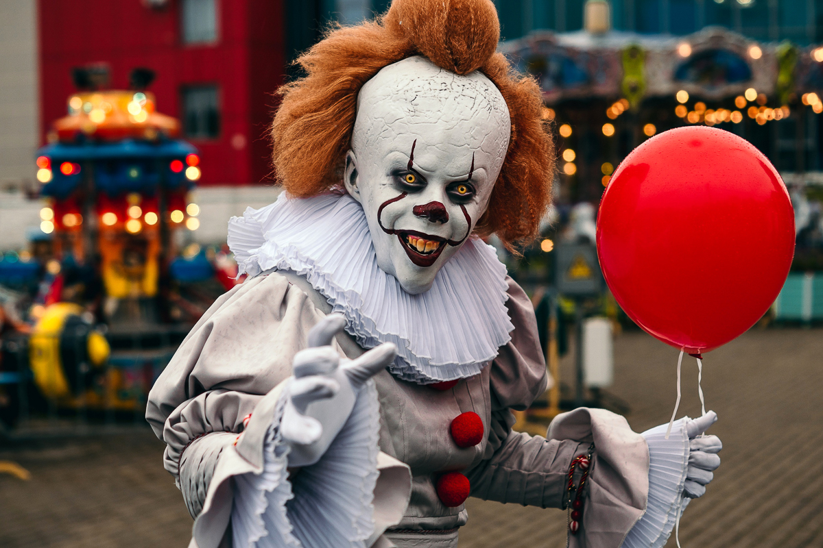 Люди выходят с показа фильма «ОНО» и видят самого настоящего Пеннивайза, который прыгает, злобно хихикает и протягивает красный шар, готовясь откусить руку...