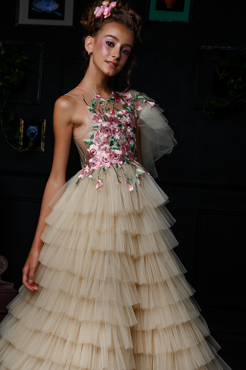 Во время показов детских нарядов на Неделях высокой моды на нас, зрителей, смотрят счастливые лица мальчишек и девчонок. Они улыбаются, как будто все происходящее вокруг - лишь веселая игра. Но что же творится на самом деле там, за кулисами?