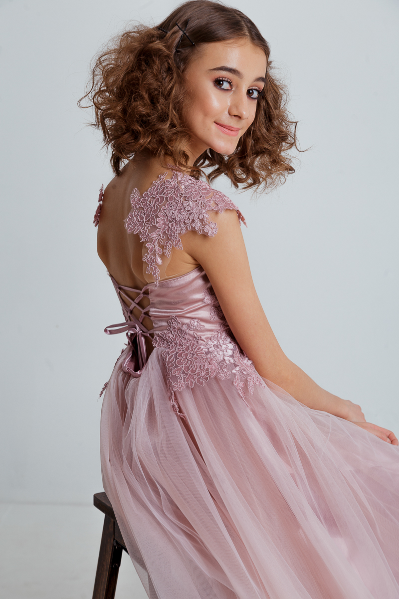 Во время показов детских нарядов на Неделях высокой моды на нас, зрителей, смотрят счастливые лица мальчишек и девчонок. Они улыбаются, как будто все происходящее вокруг - лишь веселая игра. Но что же творится на самом деле там, за кулисами?