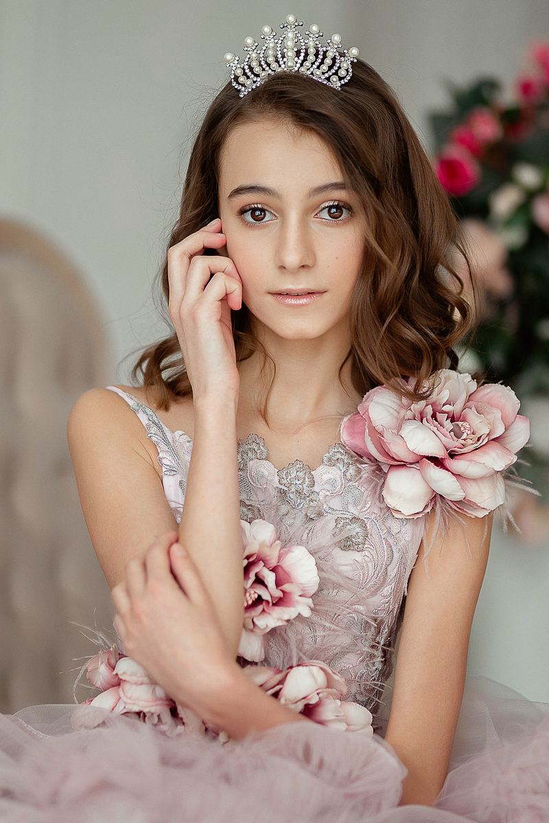 Во время показов детских нарядов на Неделях высокой моды на нас, зрителей, смотрят счастливые лица мальчишек и девчонок. Они улыбаются, как будто все происходящее вокруг - лишь веселая игра. Но что же творится на самом деле там, за кулисами?