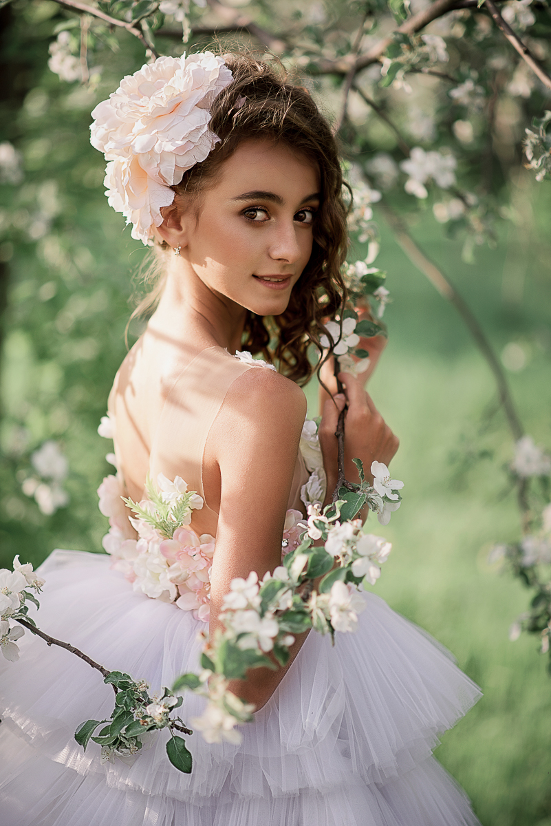 Во время показов детских нарядов на Неделях высокой моды на нас, зрителей, смотрят счастливые лица мальчишек и девчонок. Они улыбаются, как будто все происходящее вокруг - лишь веселая игра. Но что же творится на самом деле там, за кулисами?