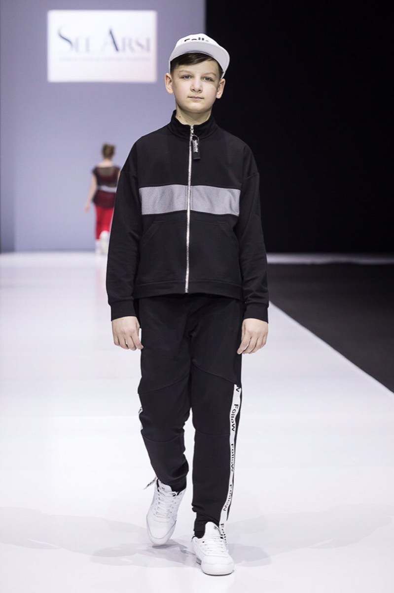 Во время показов детских нарядов на Неделях высокой моды на нас, зрителей, смотрят счастливые лица мальчишек и девчонок. Они улыбаются, как будто все происходящее вокруг - лишь веселая игра. Но что же творится на самом деле там, за кулисами?