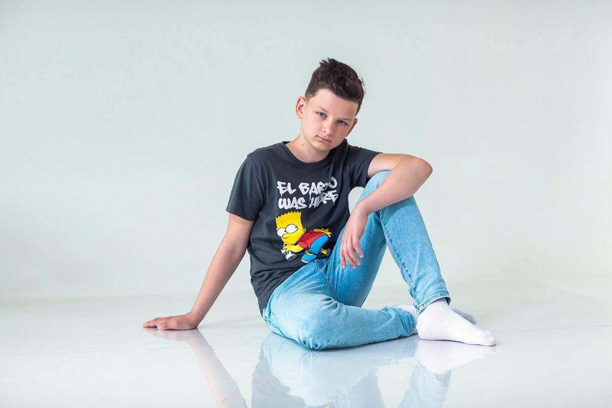 Во время показов детских нарядов на Неделях высокой моды на нас, зрителей, смотрят счастливые лица мальчишек и девчонок. Они улыбаются, как будто все происходящее вокруг - лишь веселая игра. Но что же творится на самом деле там, за кулисами?