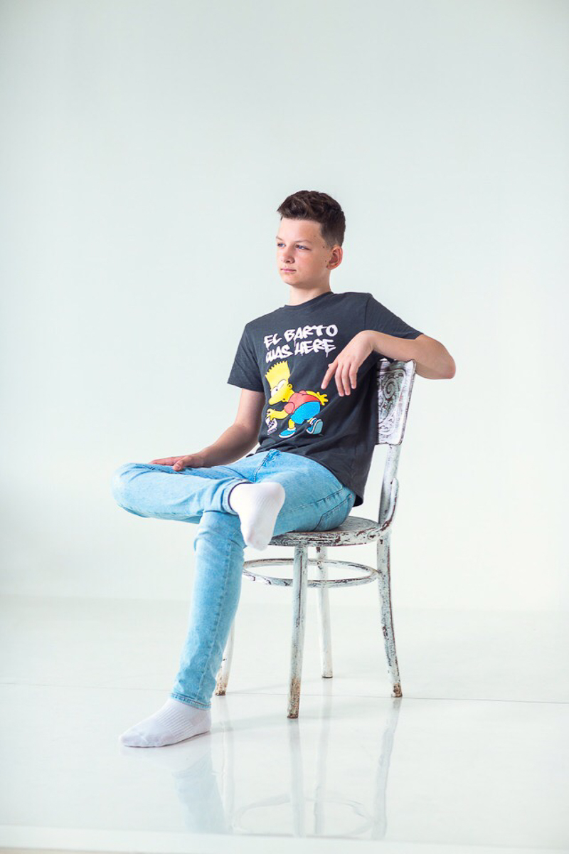 Во время показов детских нарядов на Неделях высокой моды на нас, зрителей, смотрят счастливые лица мальчишек и девчонок. Они улыбаются, как будто все происходящее вокруг - лишь веселая игра. Но что же творится на самом деле там, за кулисами?