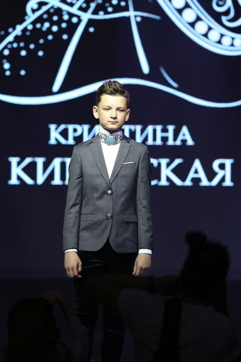 Во время показов детских нарядов на Неделях высокой моды на нас, зрителей, смотрят счастливые лица мальчишек и девчонок. Они улыбаются, как будто все происходящее вокруг - лишь веселая игра. Но что же творится на самом деле там, за кулисами?