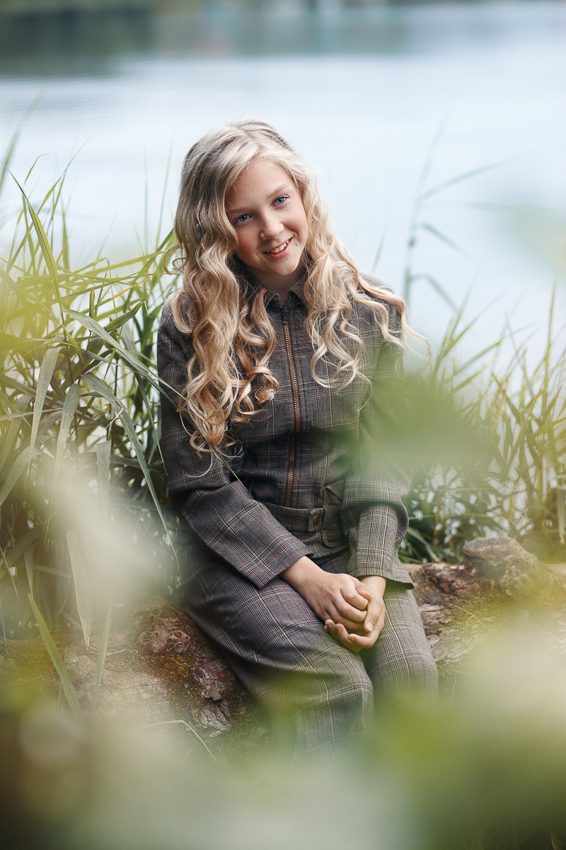 Во время показов детских нарядов на Неделях высокой моды на нас, зрителей, смотрят счастливые лица мальчишек и девчонок. Они улыбаются, как будто все происходящее вокруг - лишь веселая игра. Но что же творится на самом деле там, за кулисами?