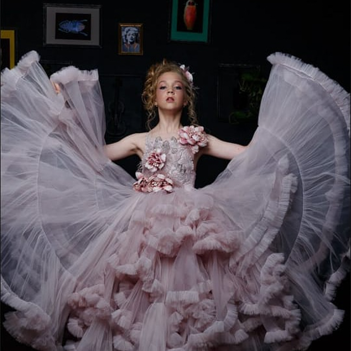 Во время показов детских нарядов на Неделях высокой моды на нас, зрителей, смотрят счастливые лица мальчишек и девчонок. Они улыбаются, как будто все происходящее вокруг - лишь веселая игра. Но что же творится на самом деле там, за кулисами?