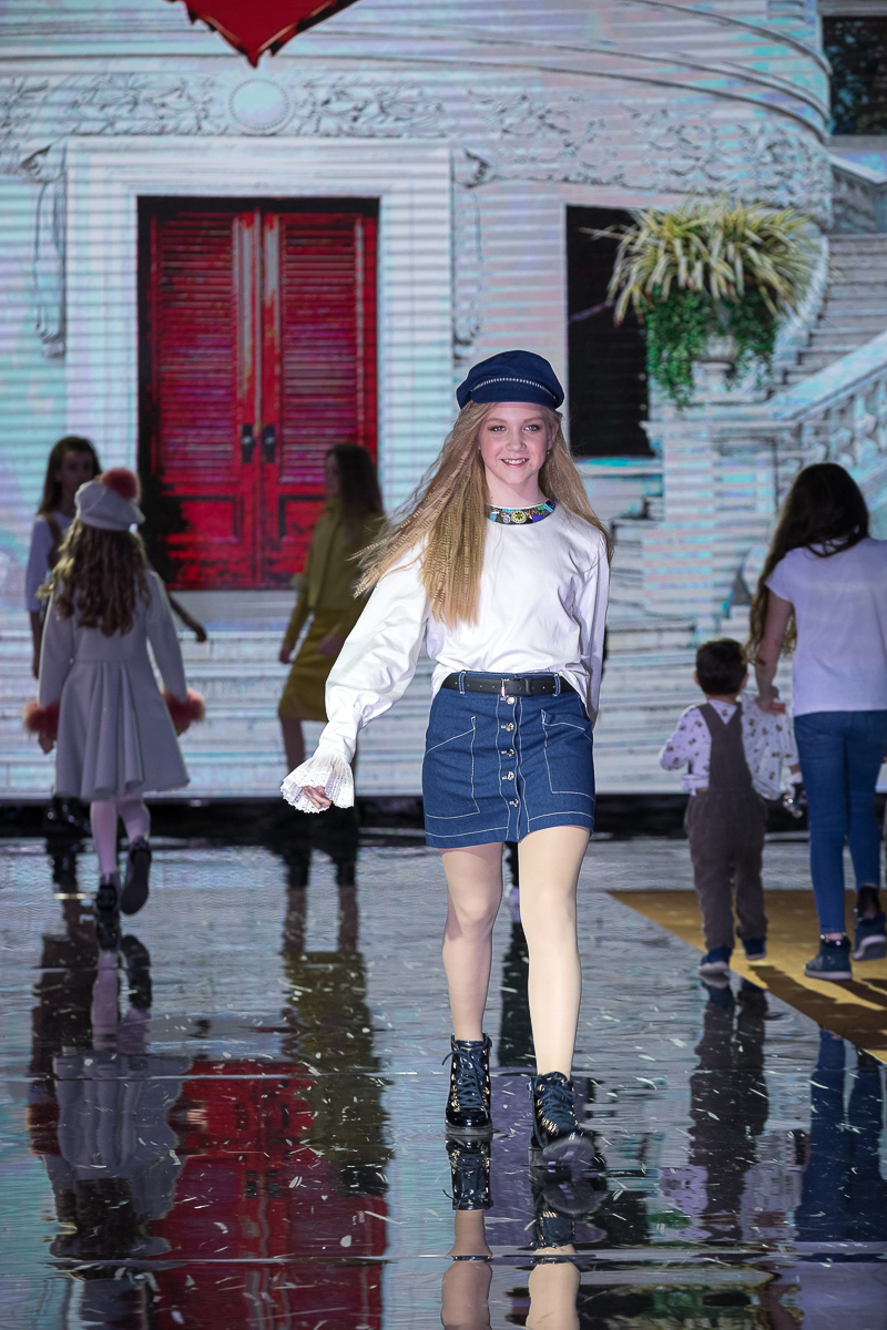 Во время показов детских нарядов на Неделях высокой моды на нас, зрителей, смотрят счастливые лица мальчишек и девчонок. Они улыбаются, как будто все происходящее вокруг - лишь веселая игра. Но что же творится на самом деле там, за кулисами?