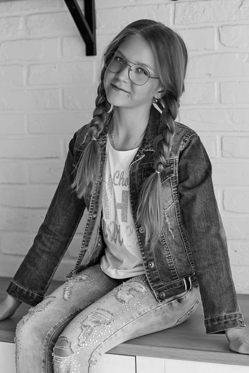 Во время показов детских нарядов на Неделях высокой моды на нас, зрителей, смотрят счастливые лица мальчишек и девчонок. Они улыбаются, как будто все происходящее вокруг - лишь веселая игра. Но что же творится на самом деле там, за кулисами?