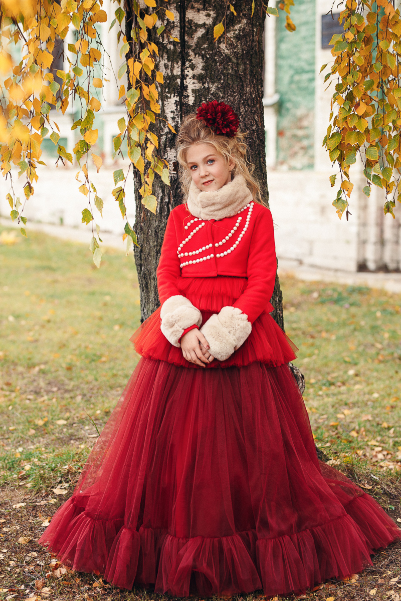 Во время показов детских нарядов на Неделях высокой моды на нас, зрителей, смотрят счастливые лица мальчишек и девчонок. Они улыбаются, как будто все происходящее вокруг - лишь веселая игра. Но что же творится на самом деле там, за кулисами?