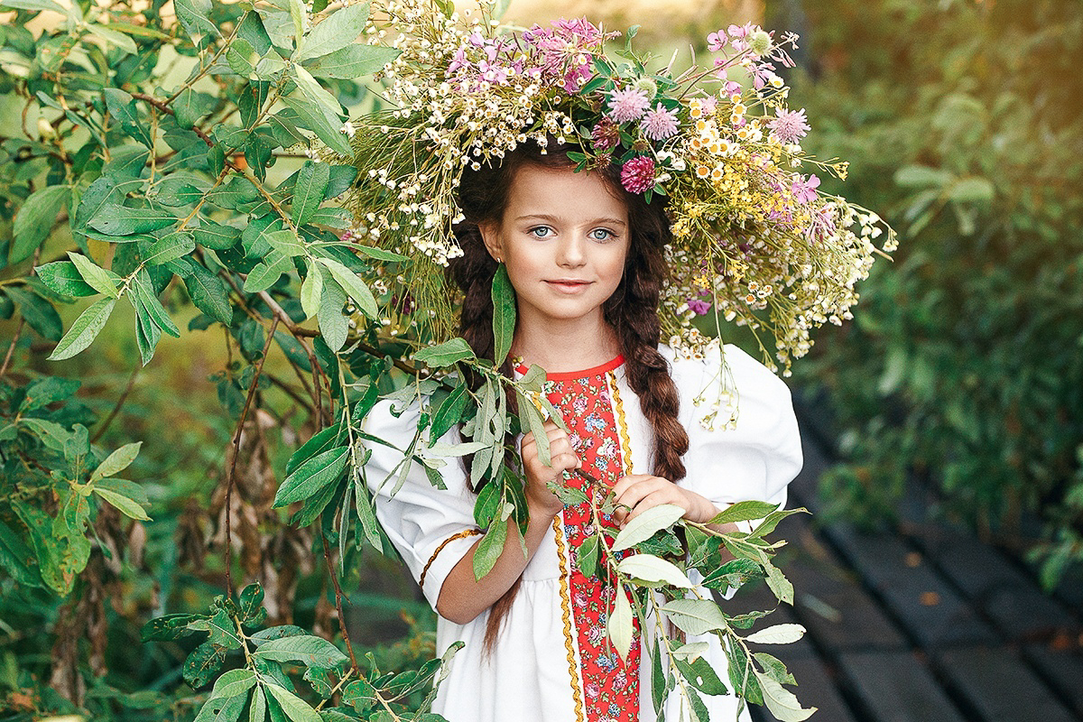 Во время показов детских нарядов на Неделях высокой моды на нас, зрителей, смотрят счастливые лица мальчишек и девчонок. Они улыбаются, как будто все происходящее вокруг - лишь веселая игра. Но что же творится на самом деле там, за кулисами?