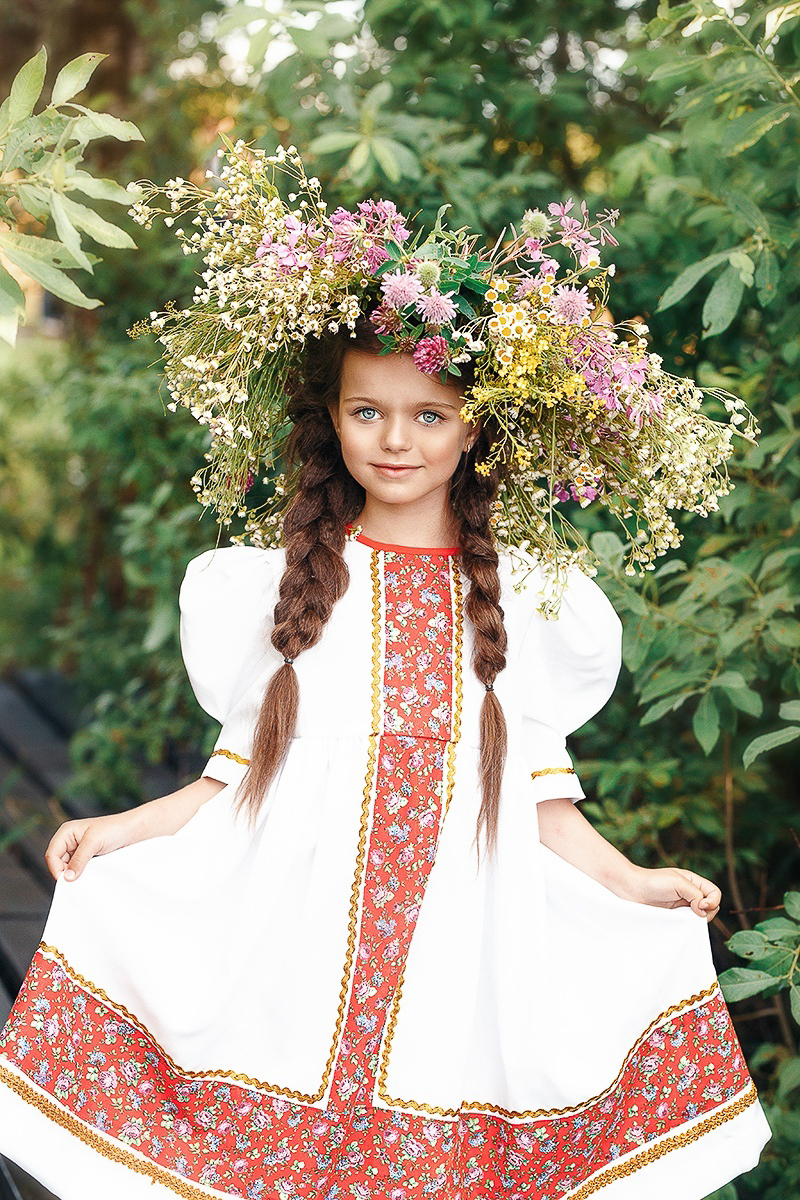 Во время показов детских нарядов на Неделях высокой моды на нас, зрителей, смотрят счастливые лица мальчишек и девчонок. Они улыбаются, как будто все происходящее вокруг - лишь веселая игра. Но что же творится на самом деле там, за кулисами?