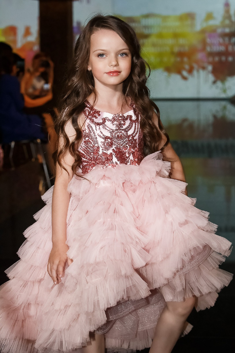 Во время показов детских нарядов на Неделях высокой моды на нас, зрителей, смотрят счастливые лица мальчишек и девчонок. Они улыбаются, как будто все происходящее вокруг - лишь веселая игра. Но что же творится на самом деле там, за кулисами?