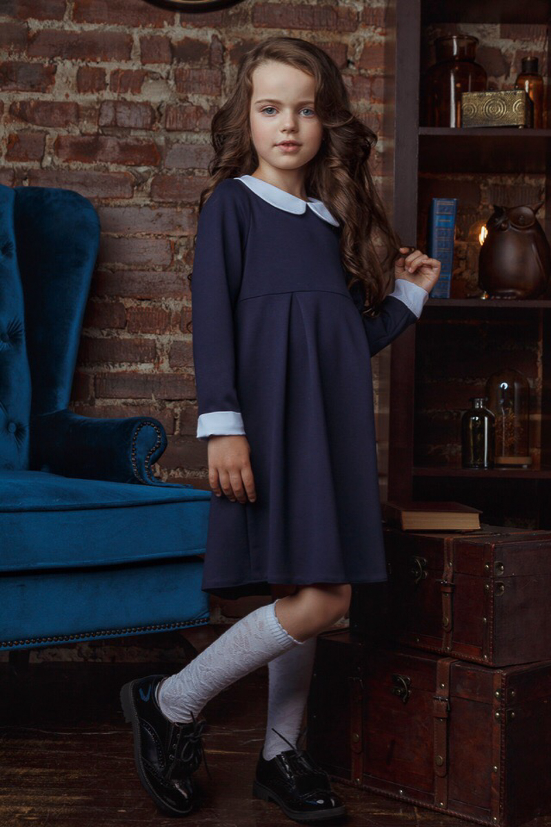 Во время показов детских нарядов на Неделях высокой моды на нас, зрителей, смотрят счастливые лица мальчишек и девчонок. Они улыбаются, как будто все происходящее вокруг - лишь веселая игра. Но что же творится на самом деле там, за кулисами?