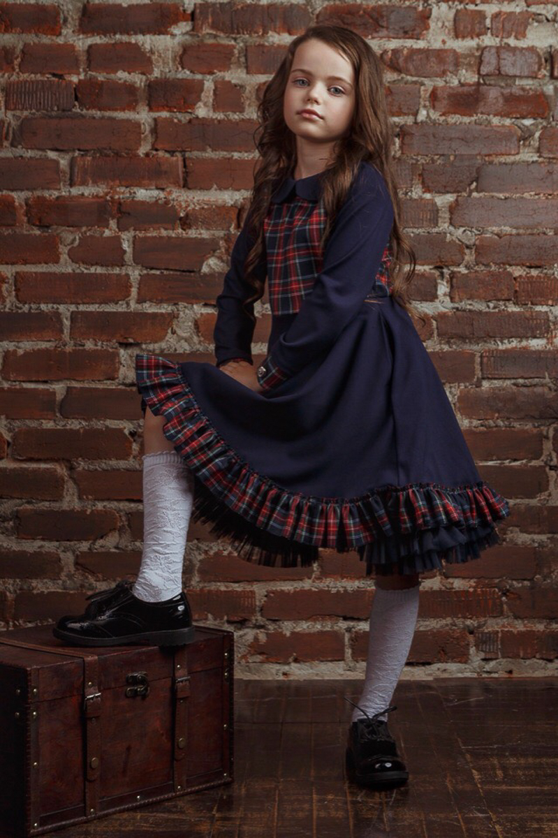 Во время показов детских нарядов на Неделях высокой моды на нас, зрителей, смотрят счастливые лица мальчишек и девчонок. Они улыбаются, как будто все происходящее вокруг - лишь веселая игра. Но что же творится на самом деле там, за кулисами?