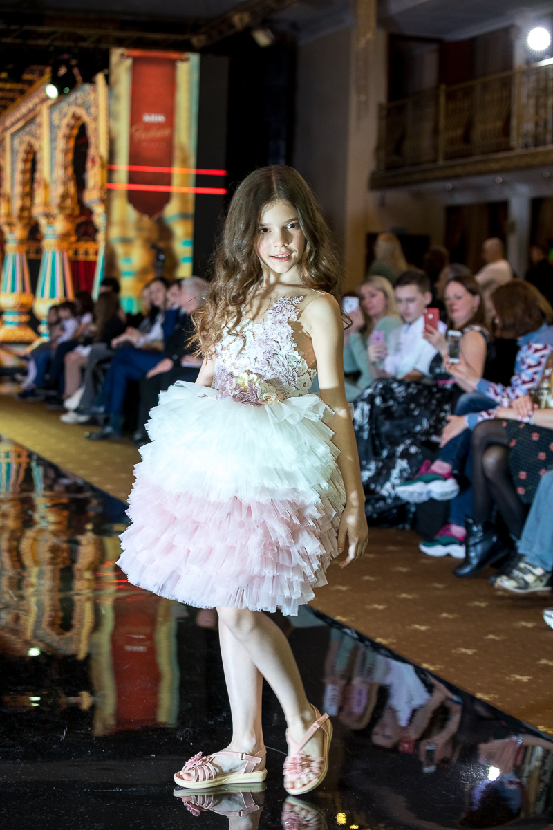 Во время показов детских нарядов на Неделях высокой моды на нас, зрителей, смотрят счастливые лица мальчишек и девчонок. Они улыбаются, как будто все происходящее вокруг - лишь веселая игра. Но что же творится на самом деле там, за кулисами?