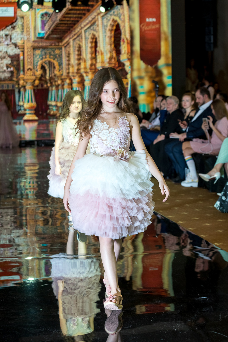 Во время показов детских нарядов на Неделях высокой моды на нас, зрителей, смотрят счастливые лица мальчишек и девчонок. Они улыбаются, как будто все происходящее вокруг - лишь веселая игра. Но что же творится на самом деле там, за кулисами?