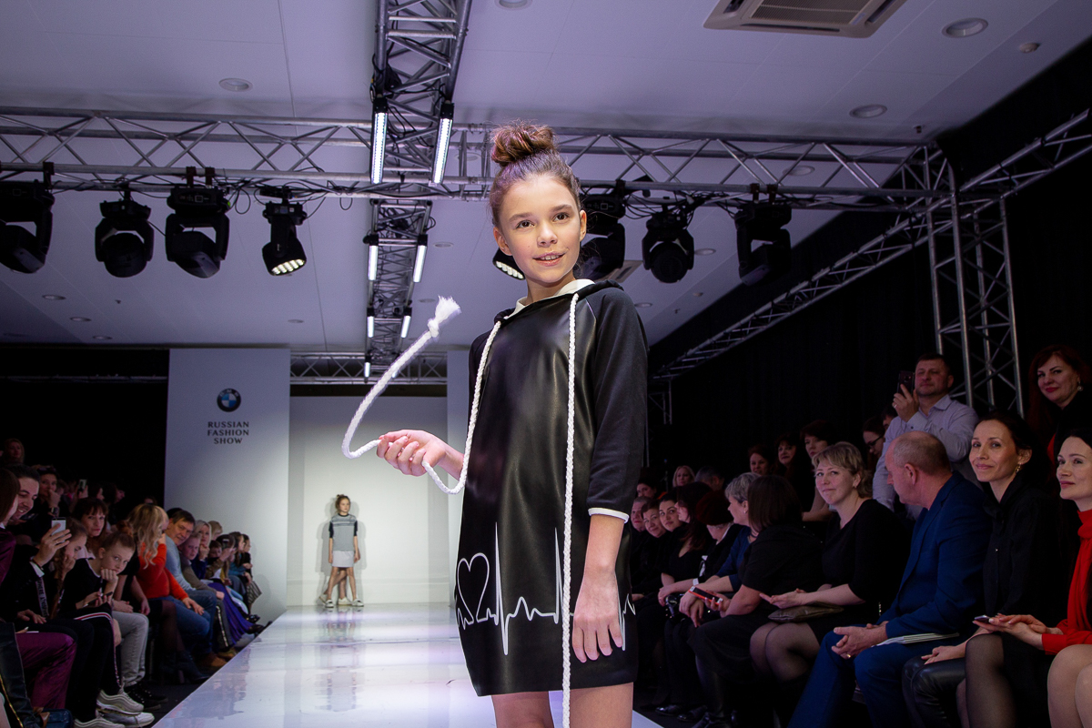 Во время показов детских нарядов на Неделях высокой моды на нас, зрителей, смотрят счастливые лица мальчишек и девчонок. Они улыбаются, как будто все происходящее вокруг - лишь веселая игра. Но что же творится на самом деле там, за кулисами?