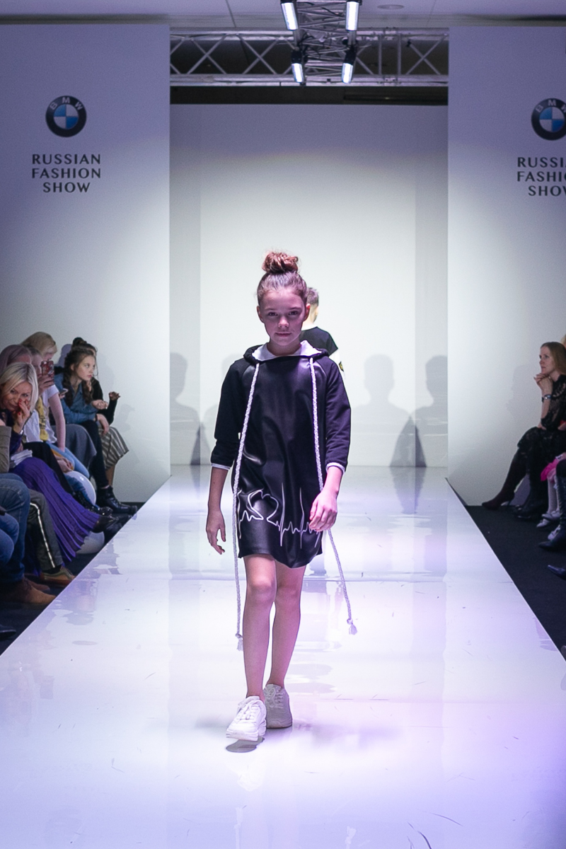 Во время показов детских нарядов на Неделях высокой моды на нас, зрителей, смотрят счастливые лица мальчишек и девчонок. Они улыбаются, как будто все происходящее вокруг - лишь веселая игра. Но что же творится на самом деле там, за кулисами?