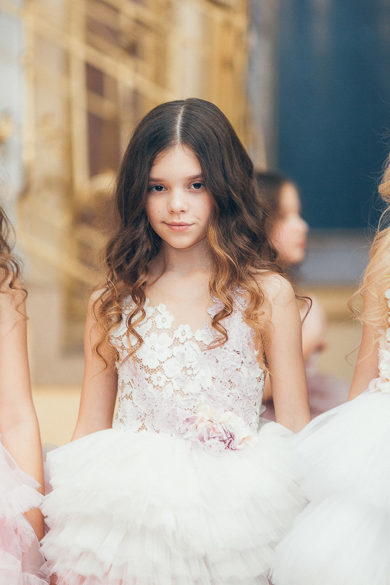 Во время показов детских нарядов на Неделях высокой моды на нас, зрителей, смотрят счастливые лица мальчишек и девчонок. Они улыбаются, как будто все происходящее вокруг - лишь веселая игра. Но что же творится на самом деле там, за кулисами?