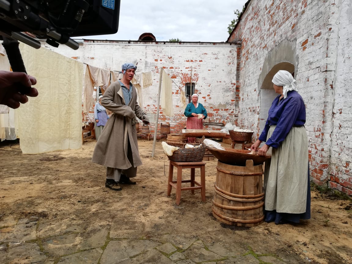 С 8 по 20 октября Суздаль охватит “золотая лихорадка”. В городе вновь пройдут съемки одного из главных проектов Первого канала 2019-2020 годов - художественного фильма “Угрюм-река”. 