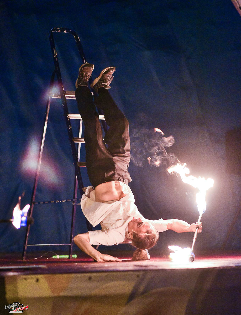 Во Владимире развито огненное искусство, но наш герой любит экспериментировать, примешивая в шоу акробатику, единоборства и много чего еще.