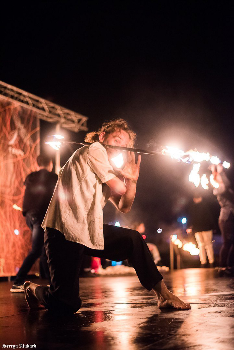 Во Владимире развито огненное искусство, но наш герой любит экспериментировать, примешивая в шоу акробатику, единоборства и много чего еще.