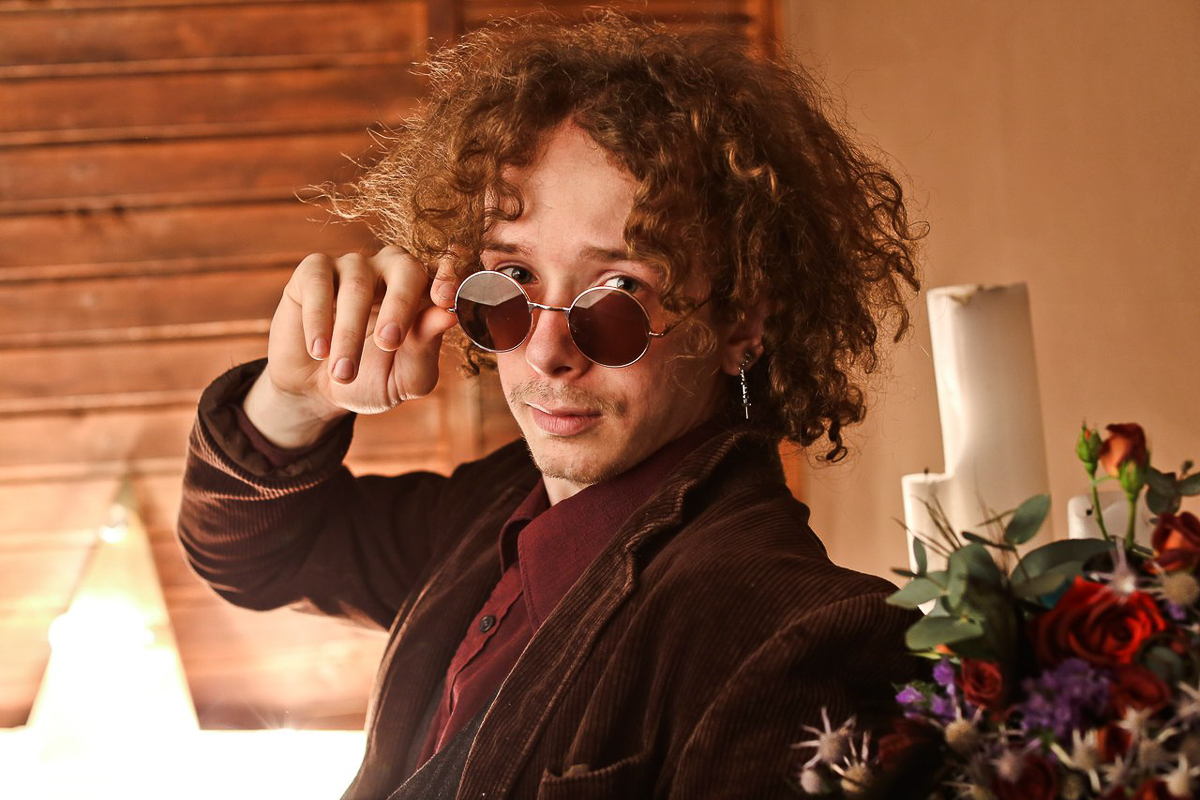 Во Владимире развито огненное искусство, но наш герой любит экспериментировать, примешивая в шоу акробатику, единоборства и много чего еще.