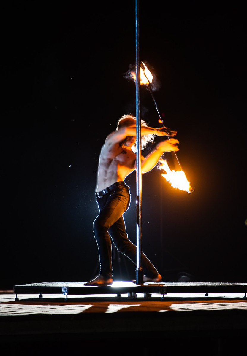 Во Владимире развито огненное искусство, но наш герой любит экспериментировать, примешивая в шоу акробатику, единоборства и много чего еще.