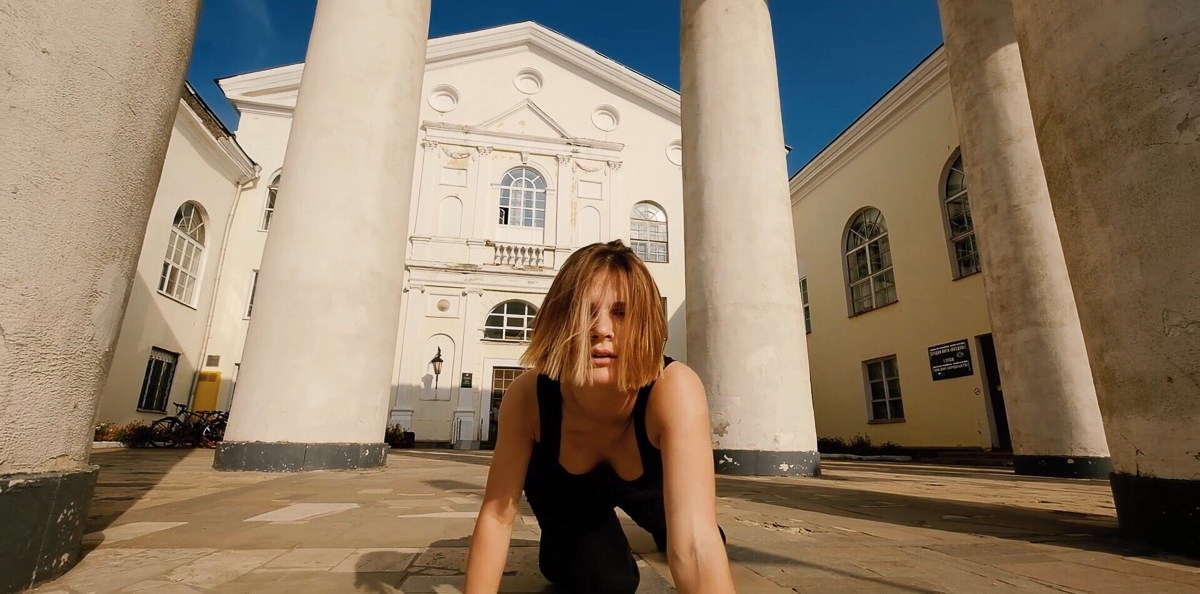 Кастинг в шоу “Танцы” на ТНТ в самом разгаре. Пока десятки талантливых ребят со всей России ждут своего звездного часа и готовятся выйти на сцену, чтобы выступить перед строгим жюри, Анна Балаева из Коврова уже в ожидании следующего этапа. Она прошла первый отбор и теперь мечтает оказаться в команде Татьяны Денисовой