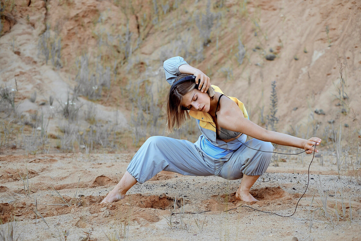 Кастинг в шоу “Танцы” на ТНТ в самом разгаре. Пока десятки талантливых ребят со всей России ждут своего звездного часа и готовятся выйти на сцену, чтобы выступить перед строгим жюри, Анна Балаева из Коврова уже в ожидании следующего этапа. Она прошла первый отбор и теперь мечтает оказаться в команде Татьяны Денисовой