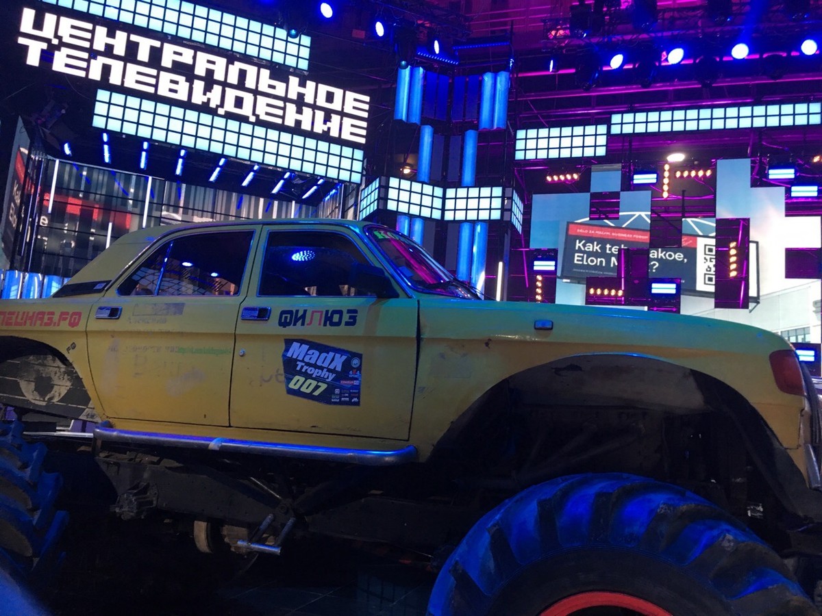 Житель Кольчугина Михаил Соловьев рассказал о своем монстр-траке, съемках в телевизионных проектах “Россия рулит!” и “Центральное телевидение”, а также о том, что происходит на ТВ-площадке, когда выключаются камеры