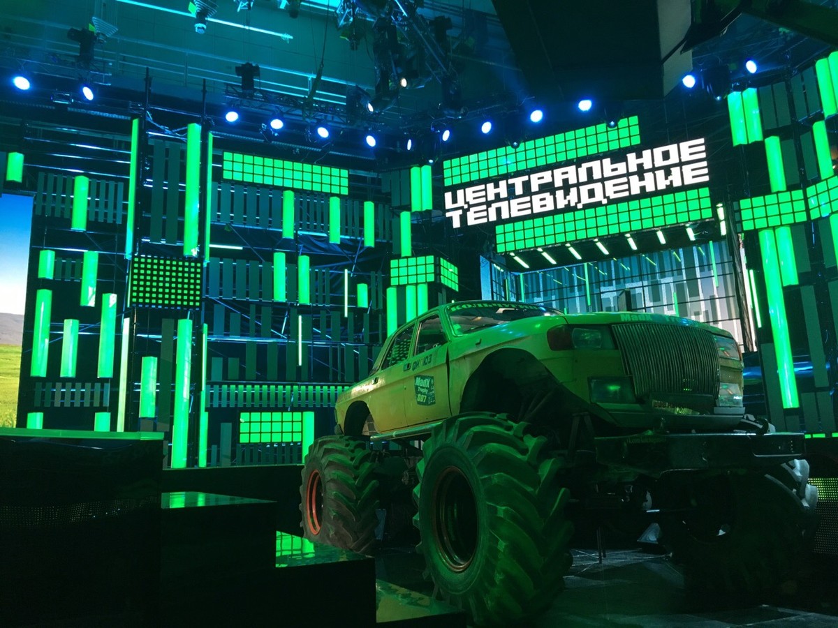 Житель Кольчугина Михаил Соловьев рассказал о своем монстр-траке, съемках в телевизионных проектах “Россия рулит!” и “Центральное телевидение”, а также о том, что происходит на ТВ-площадке, когда выключаются камеры