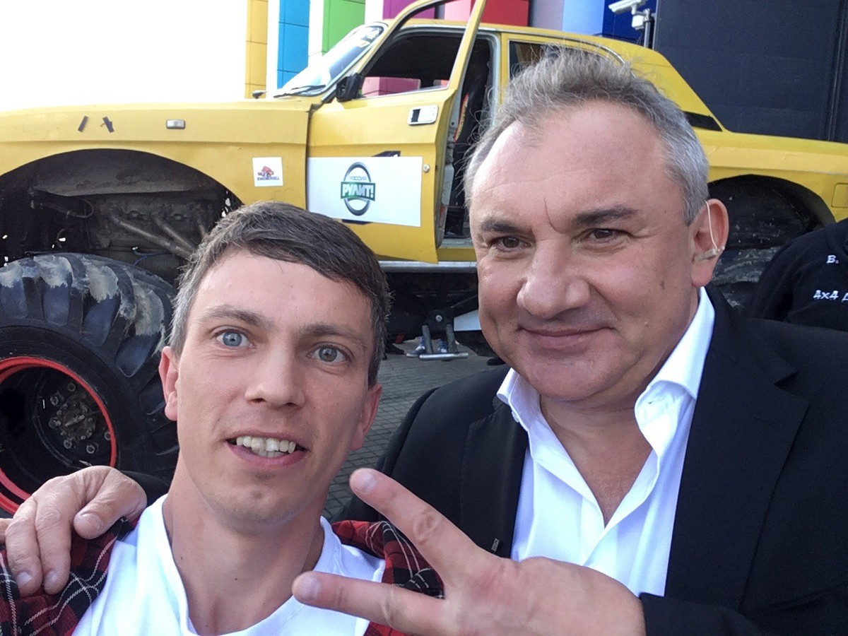 Житель Кольчугина Михаил Соловьев рассказал о своем монстр-траке, съемках в телевизионных проектах “Россия рулит!” и “Центральное телевидение”, а также о том, что происходит на ТВ-площадке, когда выключаются камеры