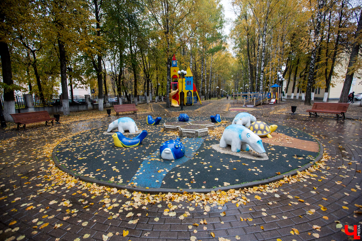 По скверу возле ДК молодежи прогулялась журналистка и мама троих детей Светлана Игошева. Она живет в этом районе всю жизнь и отмечает, что ей удалось многое узнать про данное историческое место «изнутри».
