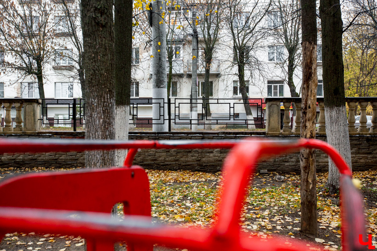 По скверу возле ДК молодежи прогулялась журналистка и мама троих детей Светлана Игошева. Она живет в этом районе всю жизнь и отмечает, что ей удалось многое узнать про данное историческое место «изнутри».