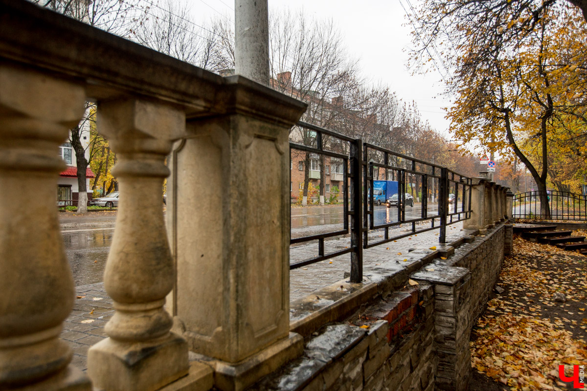 По скверу возле ДК молодежи прогулялась журналистка и мама троих детей Светлана Игошева. Она живет в этом районе всю жизнь и отмечает, что ей удалось многое узнать про данное историческое место «изнутри».