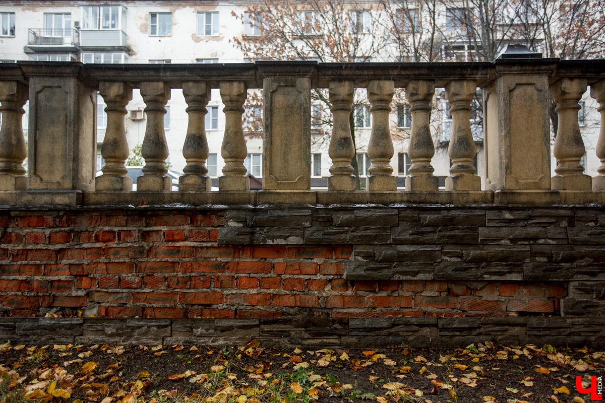 По скверу возле ДК молодежи прогулялась журналистка и мама троих детей Светлана Игошева. Она живет в этом районе всю жизнь и отмечает, что ей удалось многое узнать про данное историческое место «изнутри».