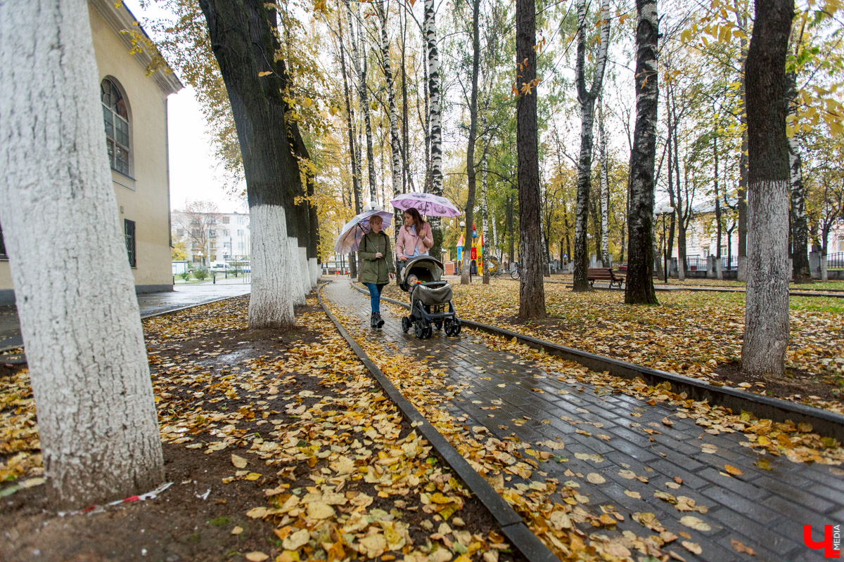 По скверу возле ДК молодежи прогулялась журналистка и мама троих детей Светлана Игошева. Она живет в этом районе всю жизнь и отмечает, что ей удалось многое узнать про данное историческое место «изнутри».