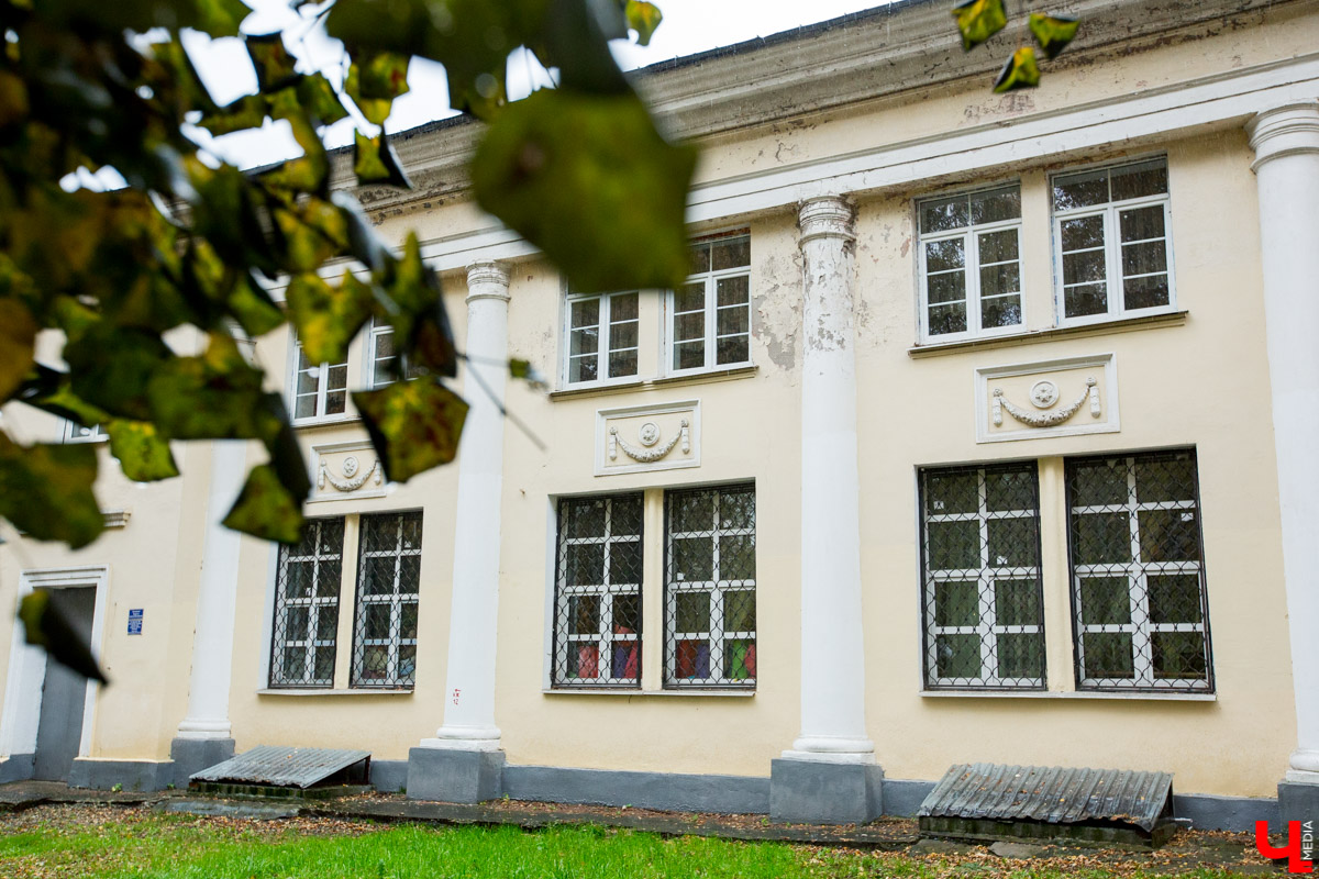 По скверу возле ДК молодежи прогулялась журналистка и мама троих детей Светлана Игошева. Она живет в этом районе всю жизнь и отмечает, что ей удалось многое узнать про данное историческое место «изнутри».