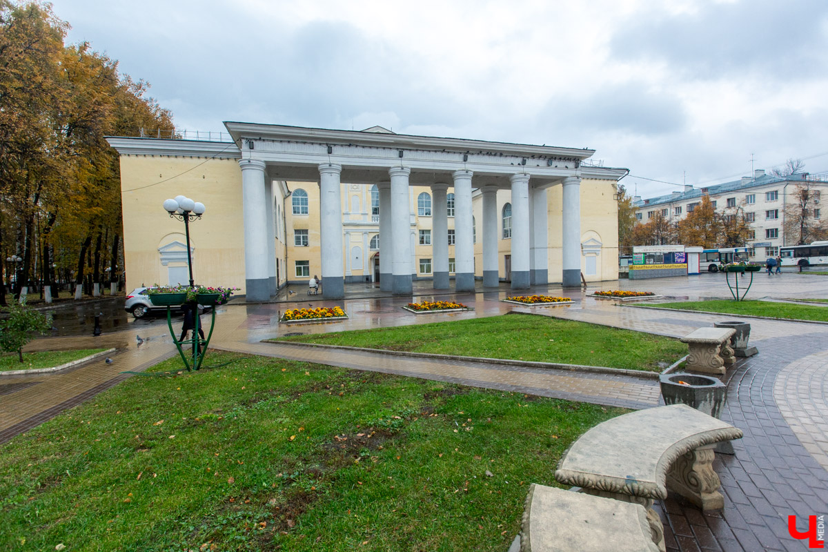 По скверу возле ДК молодежи прогулялась журналистка и мама троих детей Светлана Игошева. Она живет в этом районе всю жизнь и отмечает, что ей удалось многое узнать про данное историческое место «изнутри».