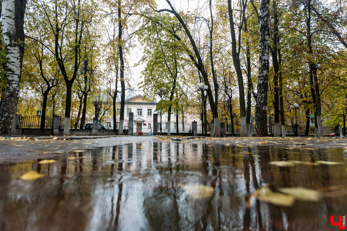 По скверу возле ДК молодежи прогулялась журналистка и мама троих детей Светлана Игошева. Она живет в этом районе всю жизнь и отмечает, что ей удалось многое узнать про данное историческое место «изнутри».