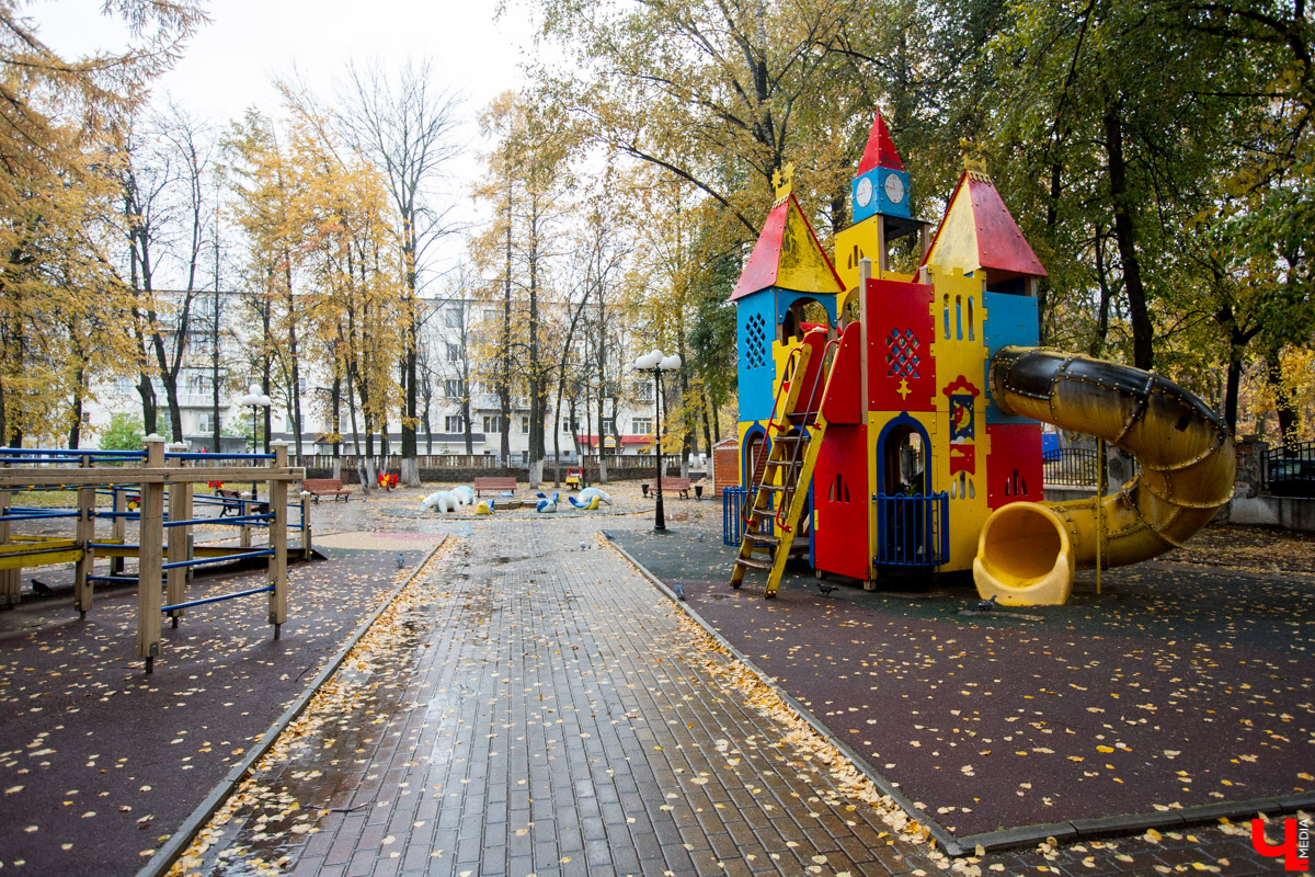 По скверу возле ДК молодежи прогулялась журналистка и мама троих детей Светлана Игошева. Она живет в этом районе всю жизнь и отмечает, что ей удалось многое узнать про данное историческое место «изнутри».