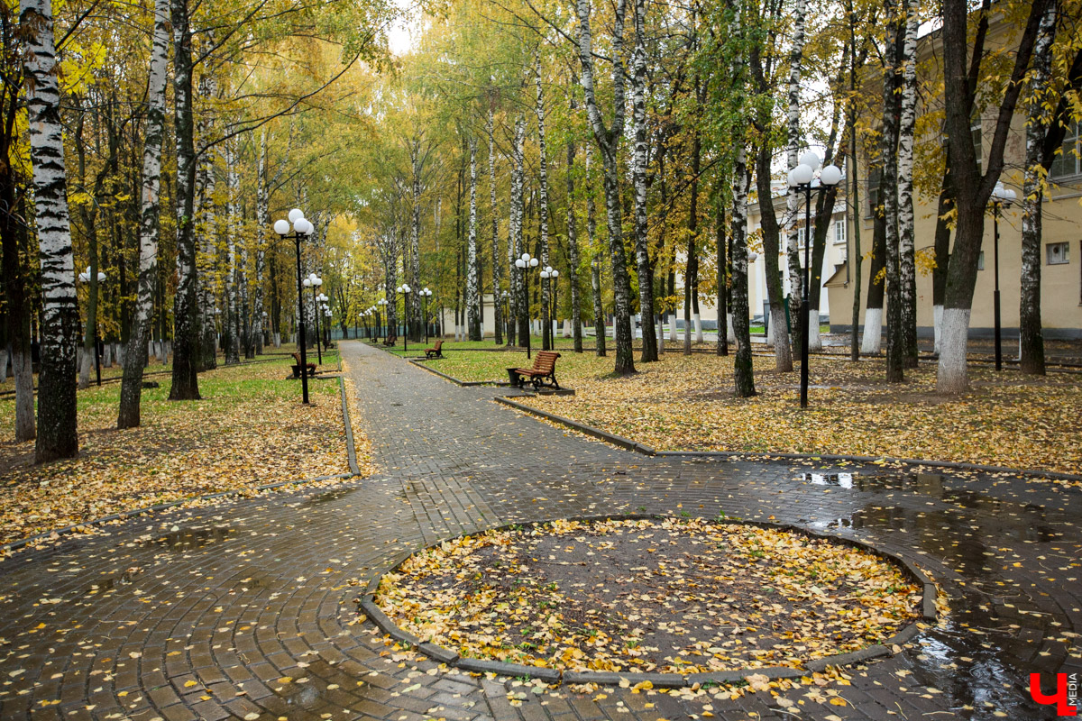 По скверу возле ДК молодежи прогулялась журналистка и мама троих детей Светлана Игошева. Она живет в этом районе всю жизнь и отмечает, что ей удалось многое узнать про данное историческое место «изнутри».