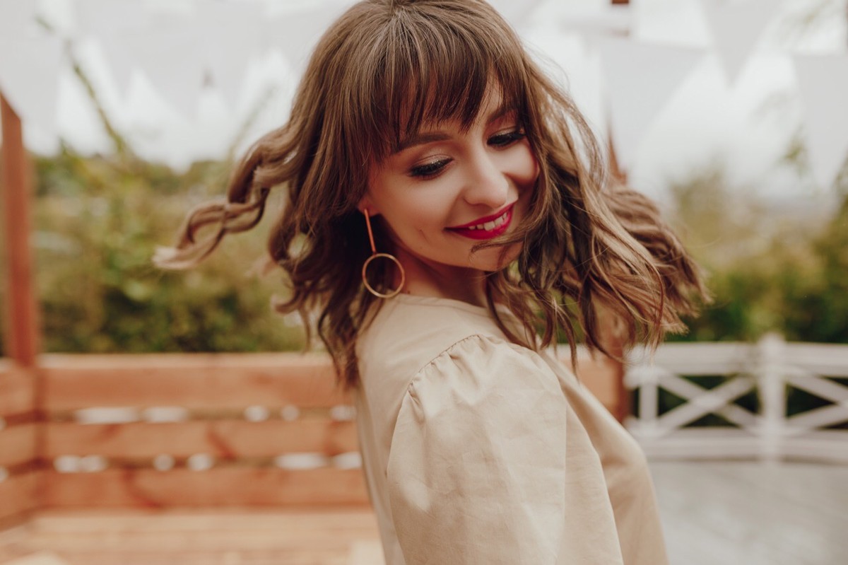 Эксперты-стилисты Мария Засорина и Александра Стрекоза вместе с фотографом Полиной Романычевой ведут проект “Это ты” - создают новые образы для героев