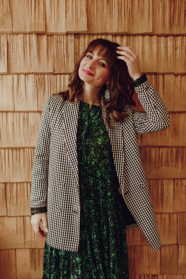 Эксперты-стилисты Мария Засорина и Александра Стрекоза вместе с фотографом Полиной Романычевой ведут проект “Это ты” - создают новые образы для героев