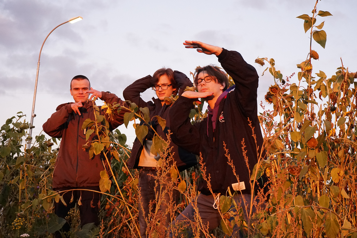 Сюрреализм, оксюмороны и осенний эмбиент (или пост-панк, или фьюжн). «Мертвый переулок» рассказали о своих странностях